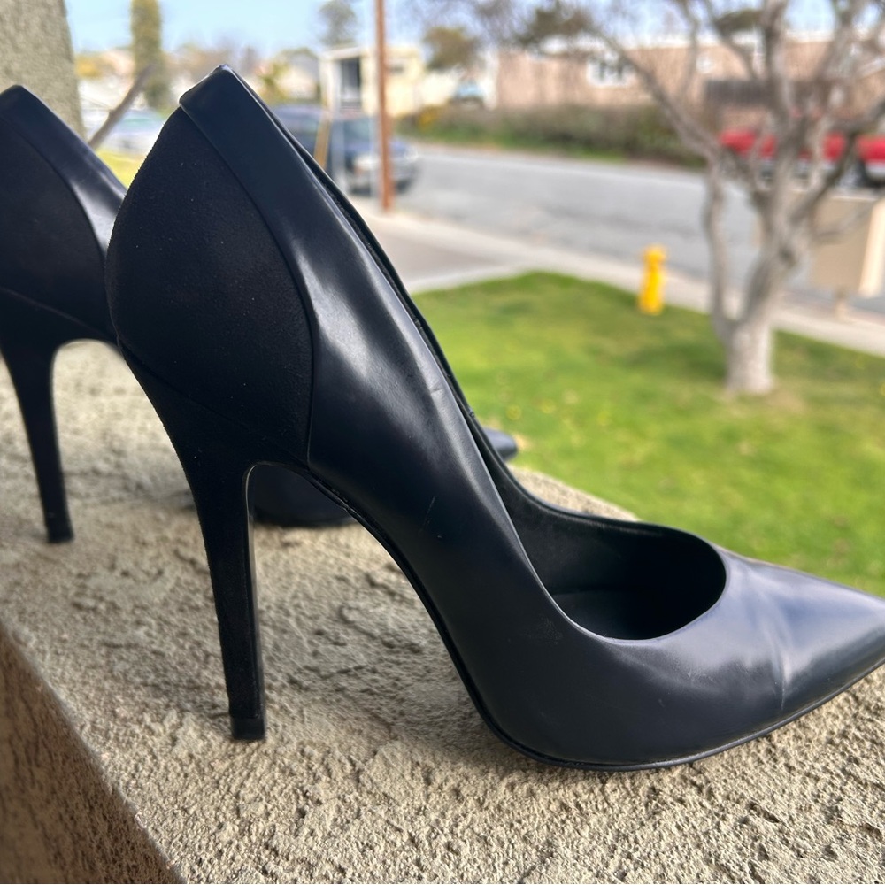 Sleek Black Stiletto Heels with Pointed Toe